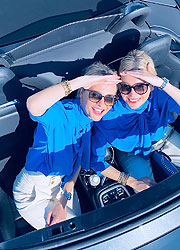 Nina und Julia Meise im neuen Jaguar F-Type (©Foto. Auto Bierschneider British Cars)